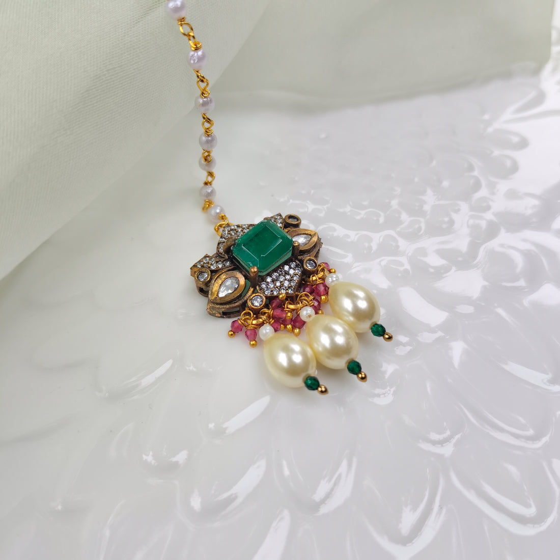 Kundan Tikka with Emerald