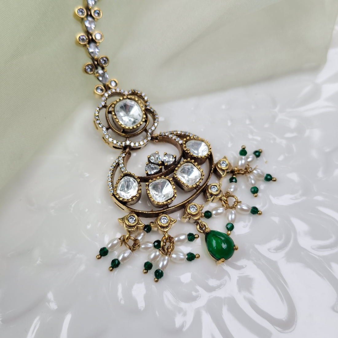 Kundan Tikka with Emerald