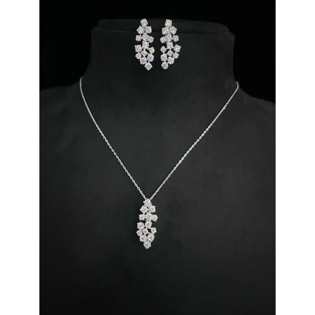 LEAF SHAPED PENDANT SET WITH CLUSTER OF ROUND DIAMONDS