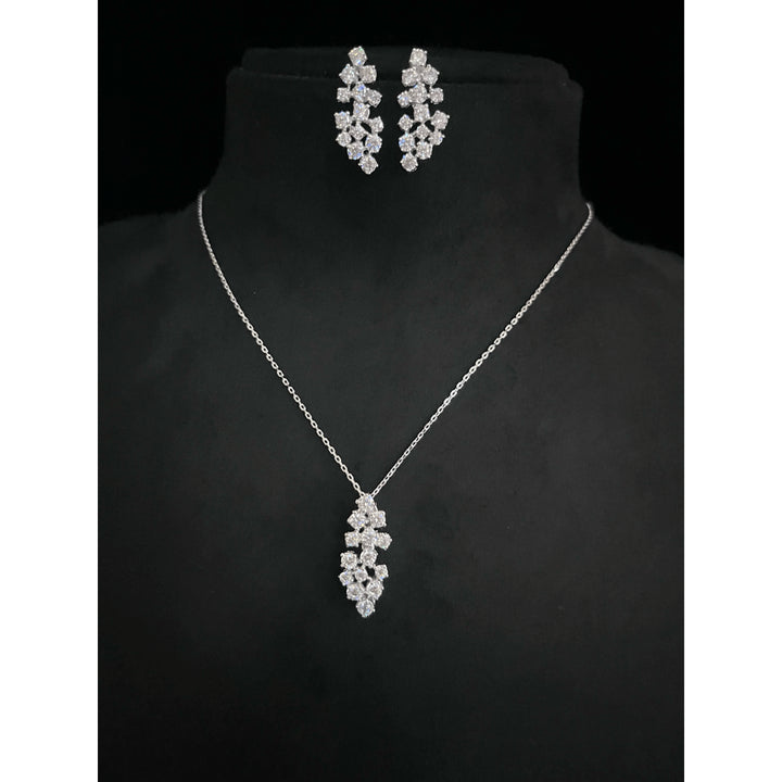 LEAF SHAPED PENDANT SET WITH CLUSTER OF ROUND DIAMONDS