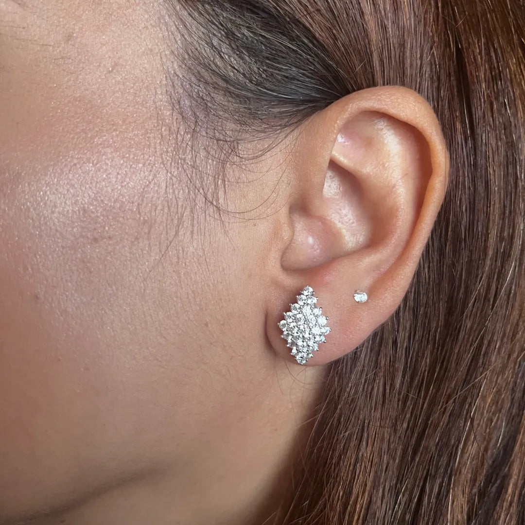 RHOMBUS STUD WITH CLUSTER OF ROUND DIAMONDS